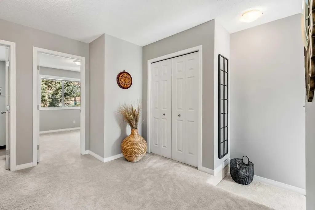 18 Hidden Creek Rise NW Calgary AB T3A 6L5