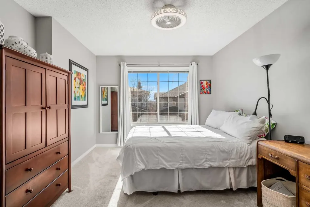 18 Hidden Creek Rise NW Calgary AB T3A 6L5