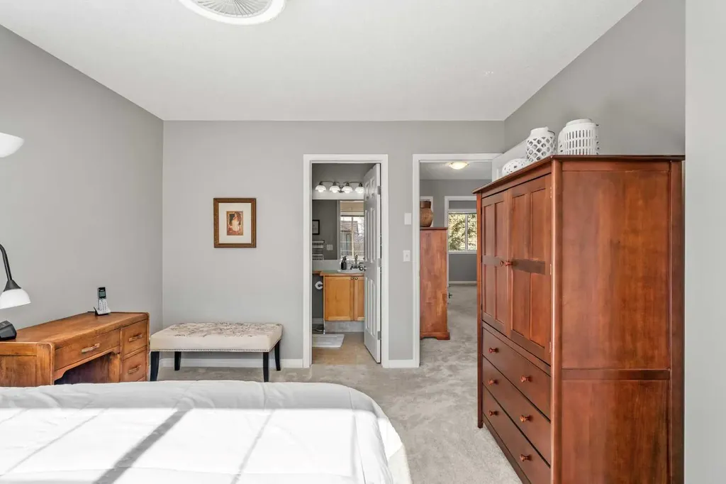 18 Hidden Creek Rise NW Calgary AB T3A 6L5