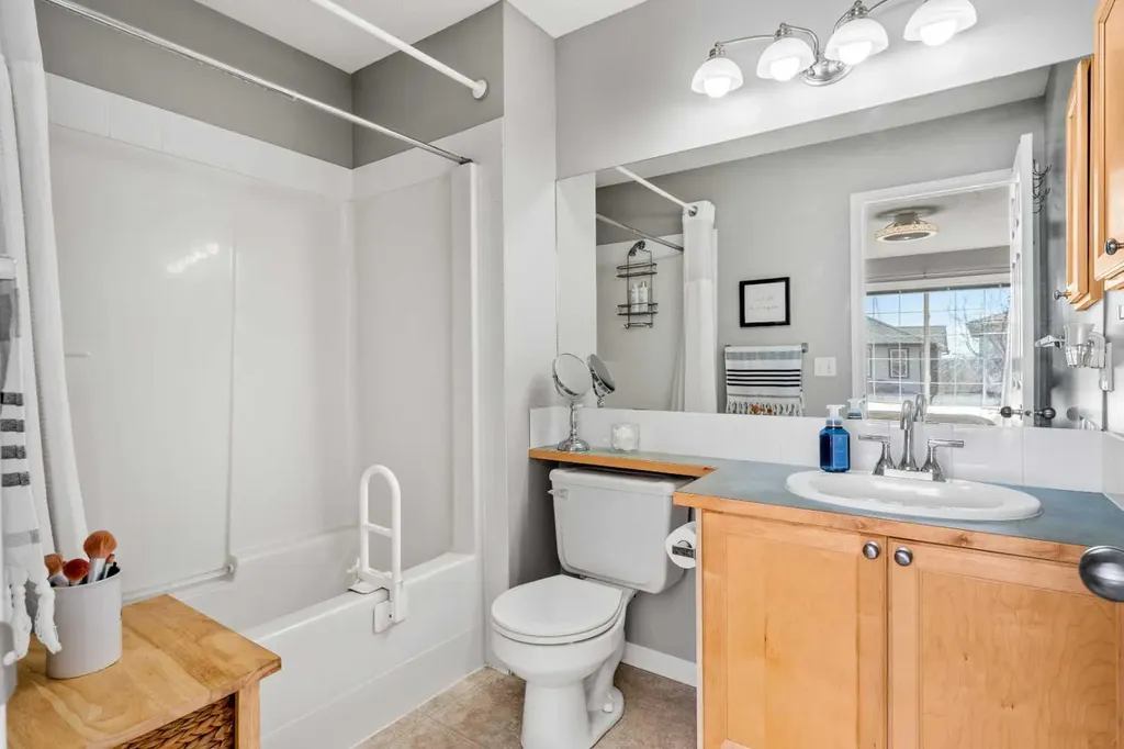 18 Hidden Creek Rise NW Calgary AB T3A 6L5