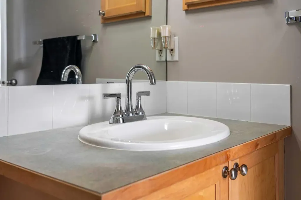 18 Hidden Creek Rise NW Calgary AB T3A 6L5