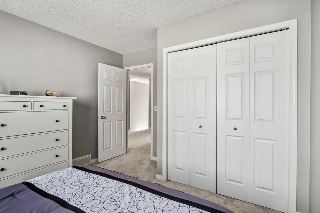 18 Hidden Creek Rise NW Calgary AB T3A 6L5