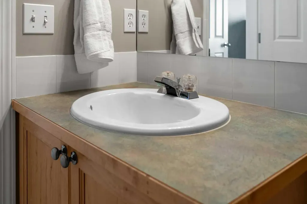 18 Hidden Creek Rise NW Calgary AB T3A 6L5