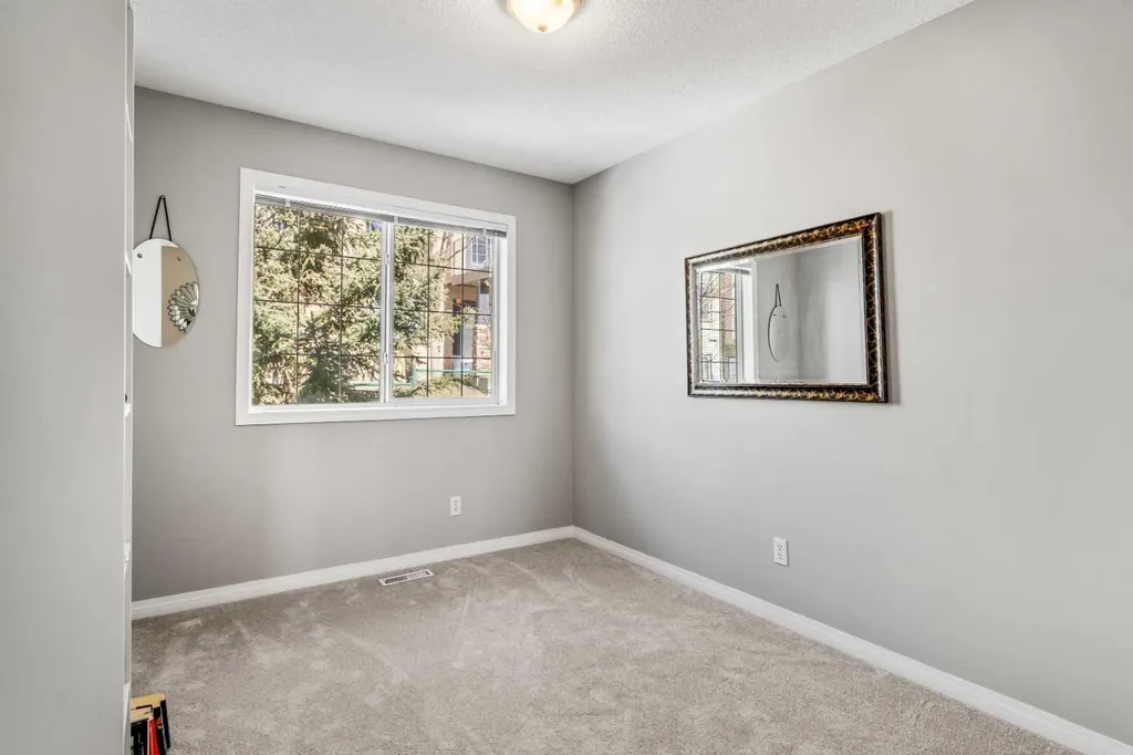 18 Hidden Creek Rise NW Calgary AB T3A 6L5