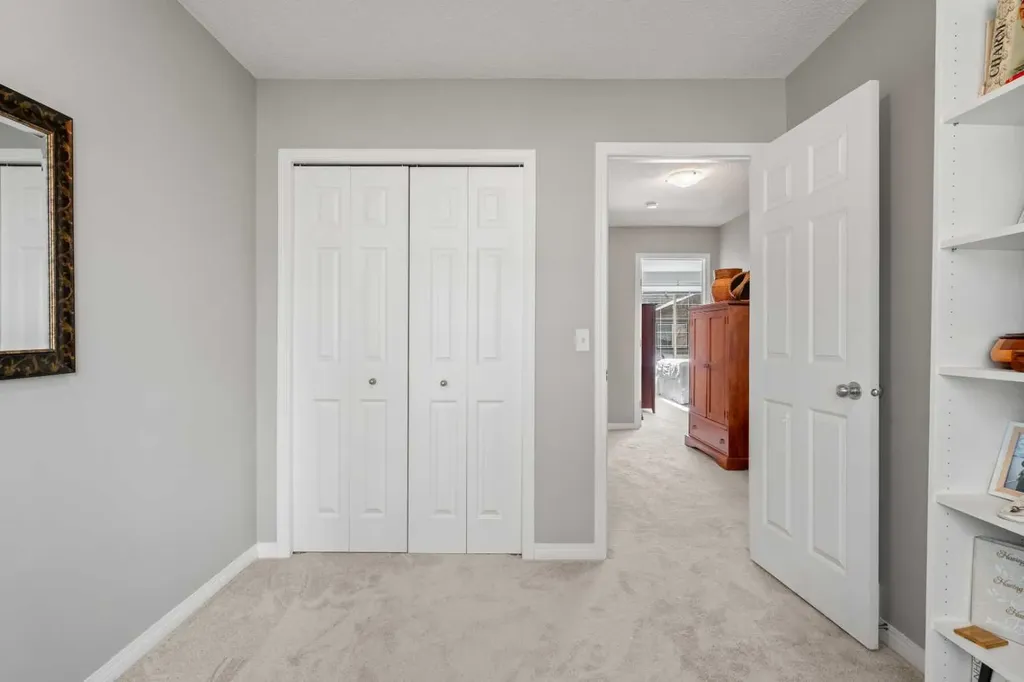 18 Hidden Creek Rise NW Calgary AB T3A 6L5