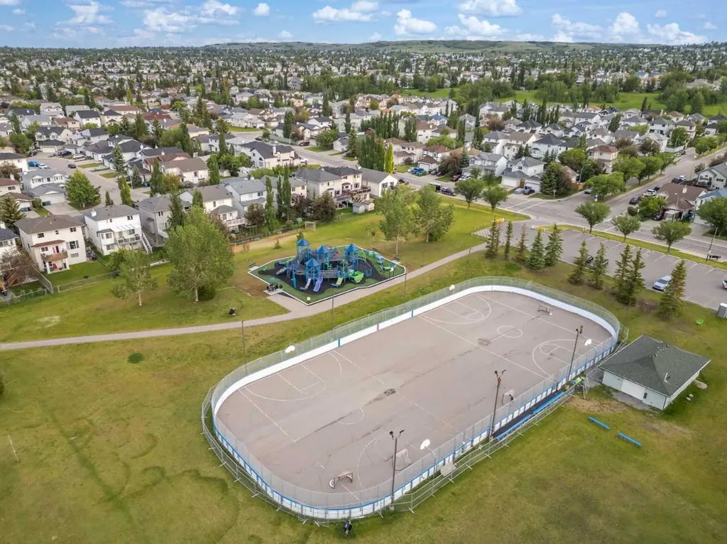 18 Hidden Creek Rise NW Calgary AB T3A 6L5
