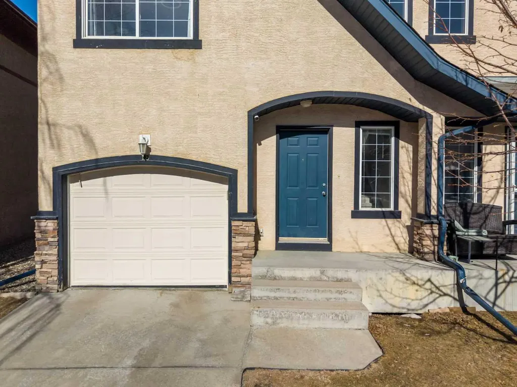18 Hidden Creek Rise NW Calgary AB T3A 6L5