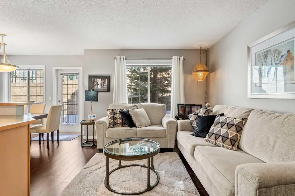 18 Hidden Creek Rise NW Calgary AB T3A 6L5