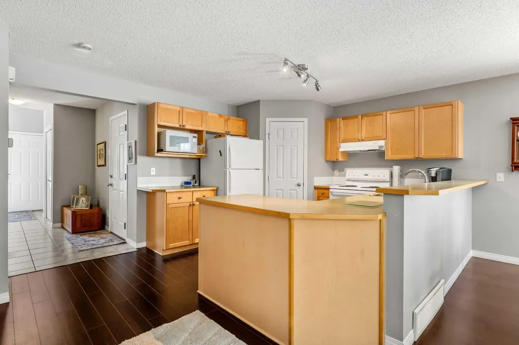 18 Hidden Creek Rise NW Calgary AB T3A 6L5