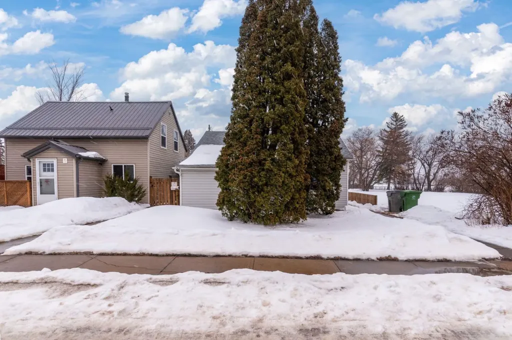 5305 49 Avenue Lloydminster SK S9V0V2