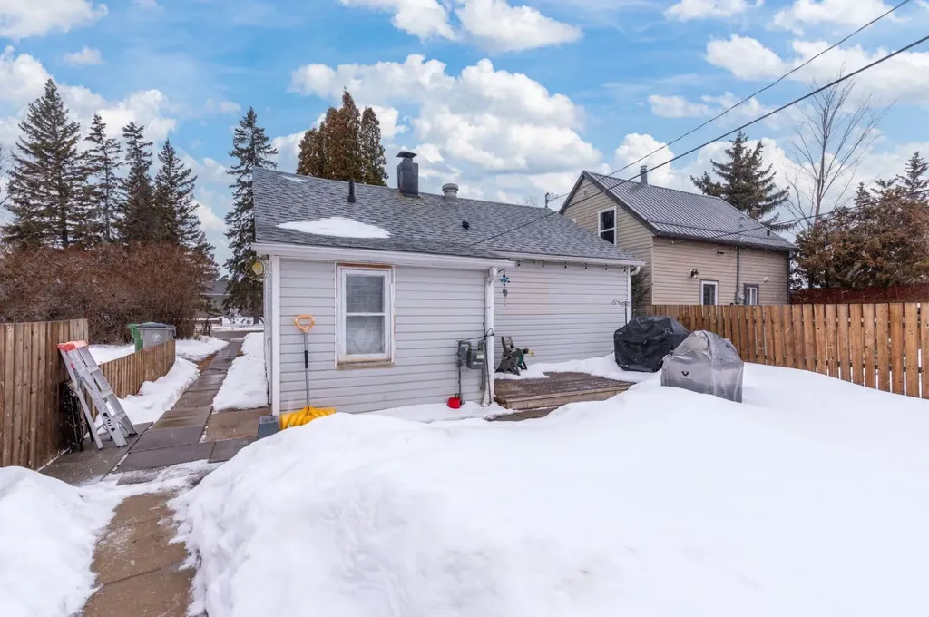 5305 49 Avenue Lloydminster SK S9V0V2