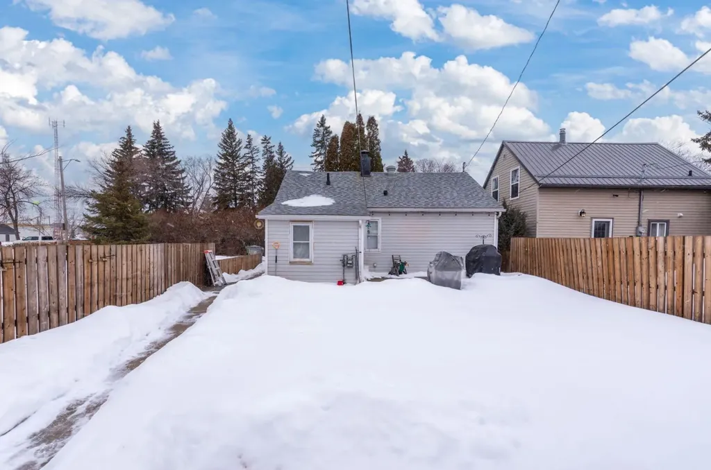 5305 49 Avenue Lloydminster SK S9V0V2