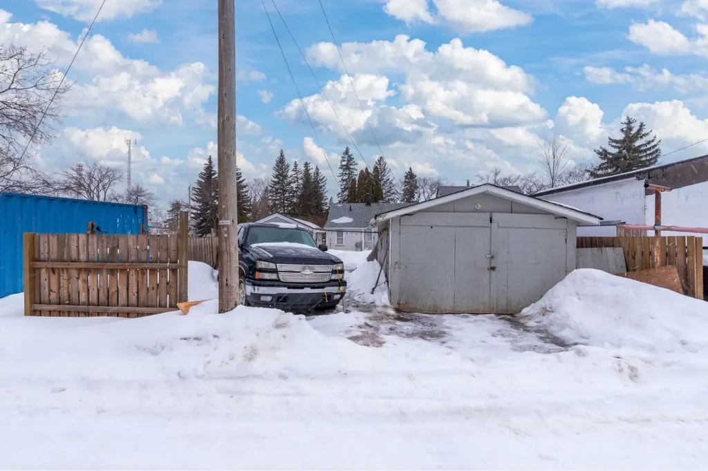 5305 49 Avenue Lloydminster SK S9V0V2