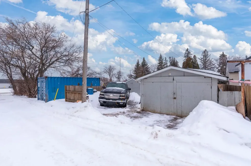 5305 49 Avenue Lloydminster SK S9V0V2