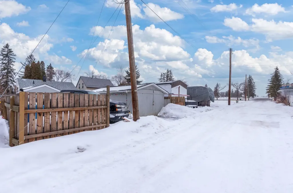 5305 49 Avenue Lloydminster SK S9V0V2