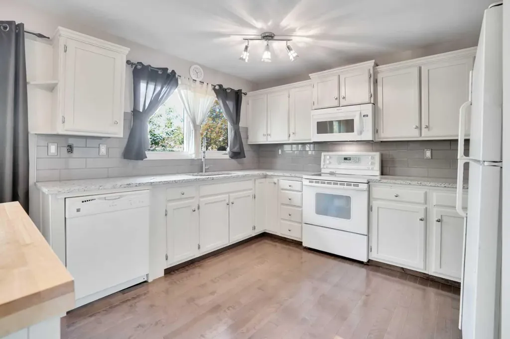 4764 Rundlewood Drive NE Calgary AB T1Y 2P1