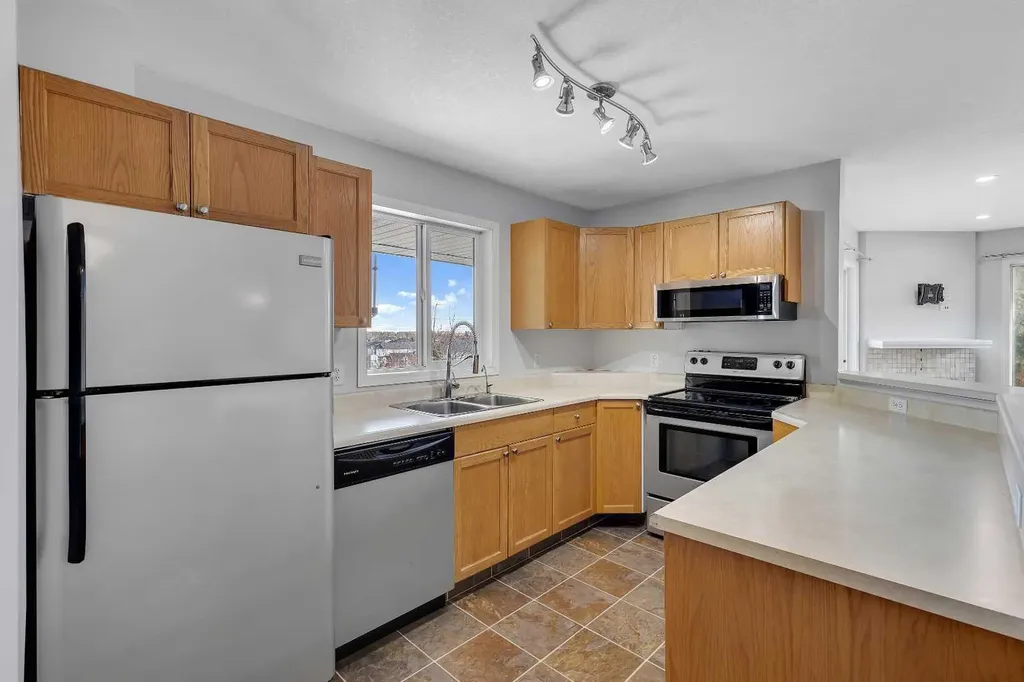 20 Harvest Rose Park NE Calgary AB T3K 4Z1