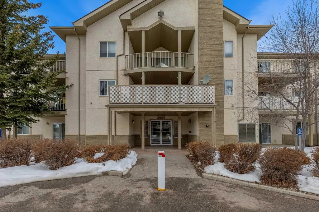 20 Harvest Rose Park NE Calgary AB T3K 4Z1