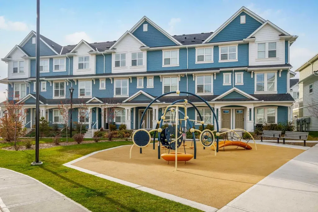 628 Copperstone Manor SE Calgary AB T2Z 5G4