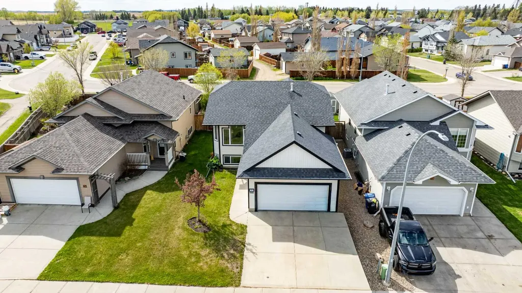 22 Mcdougall Close Penhold AB T0M 1R0