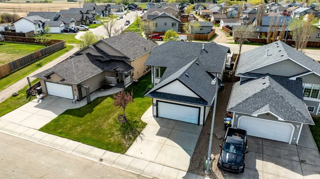 22 Mcdougall Close Penhold AB T0M 1R0