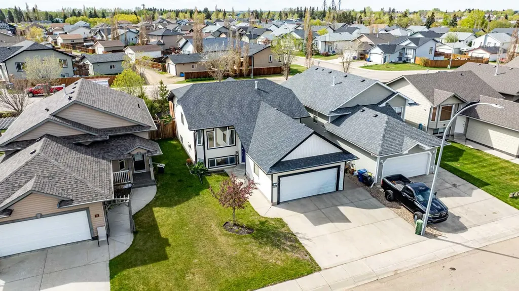 22 Mcdougall Close Penhold AB T0M 1R0