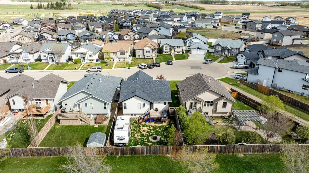 22 Mcdougall Close Penhold AB T0M 1R0