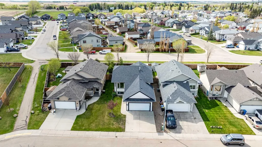 22 Mcdougall Close Penhold AB T0M 1R0