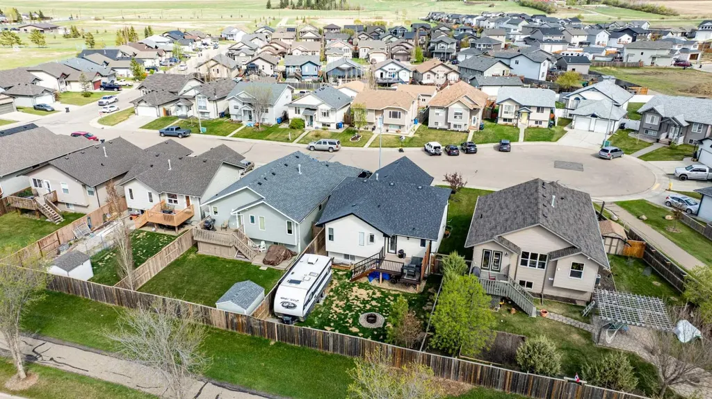 22 Mcdougall Close Penhold AB T0M 1R0