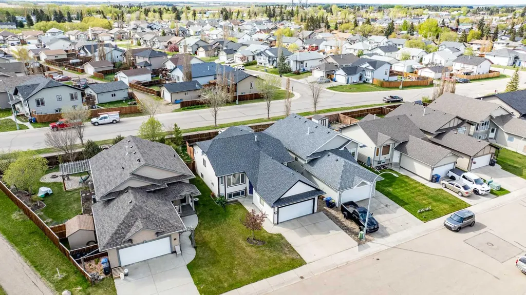 22 Mcdougall Close Penhold AB T0M 1R0