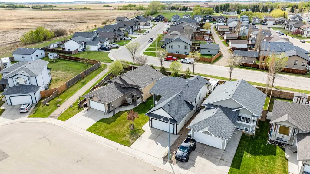 22 Mcdougall Close Penhold AB T0M 1R0