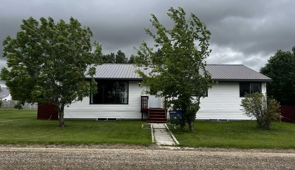119 3 Avenue W Hussar AB T0J 1S0