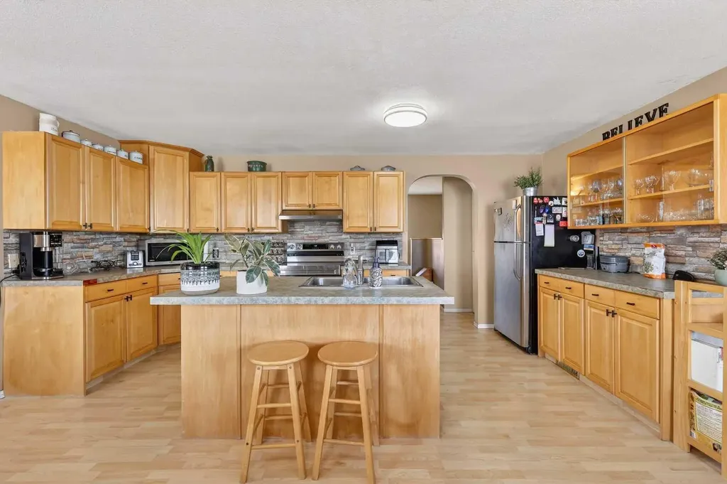 119 3 Avenue W Hussar AB T0J 1S0
