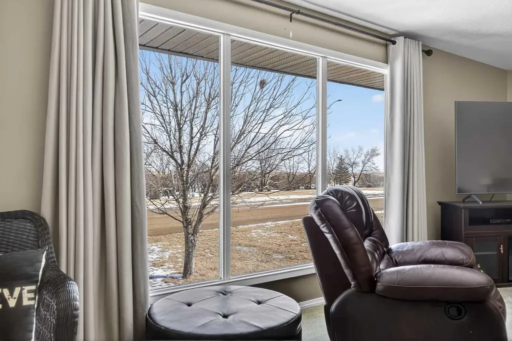 119 3 Avenue W Hussar AB T0J 1S0