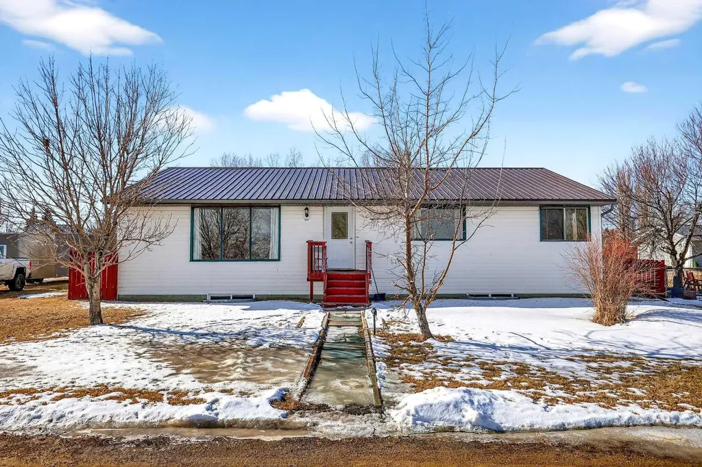 119 3 Avenue W Hussar AB T0J 1S0