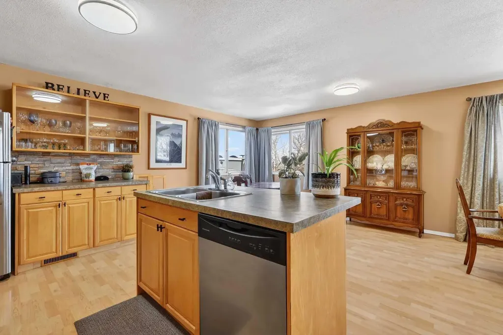 119 3 Avenue W Hussar AB T0J 1S0