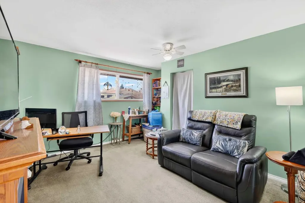 119 3 Avenue W Hussar AB T0J 1S0