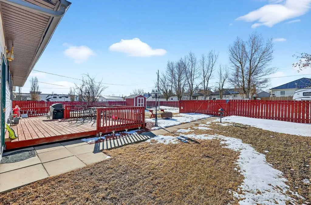 119 3 Avenue W Hussar AB T0J 1S0