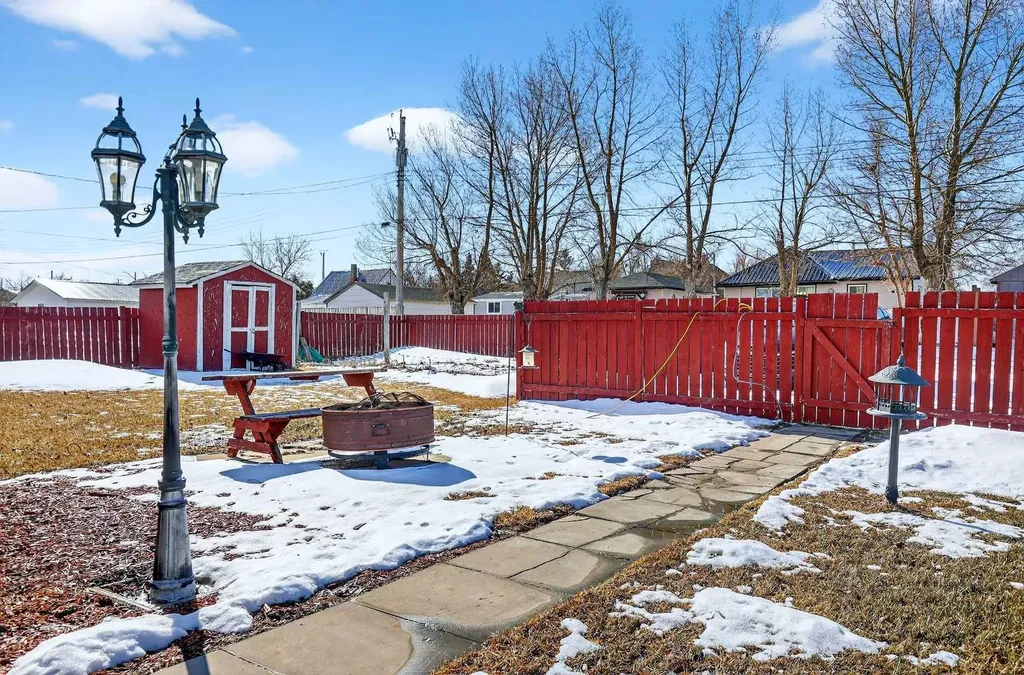 119 3 Avenue W Hussar AB T0J 1S0