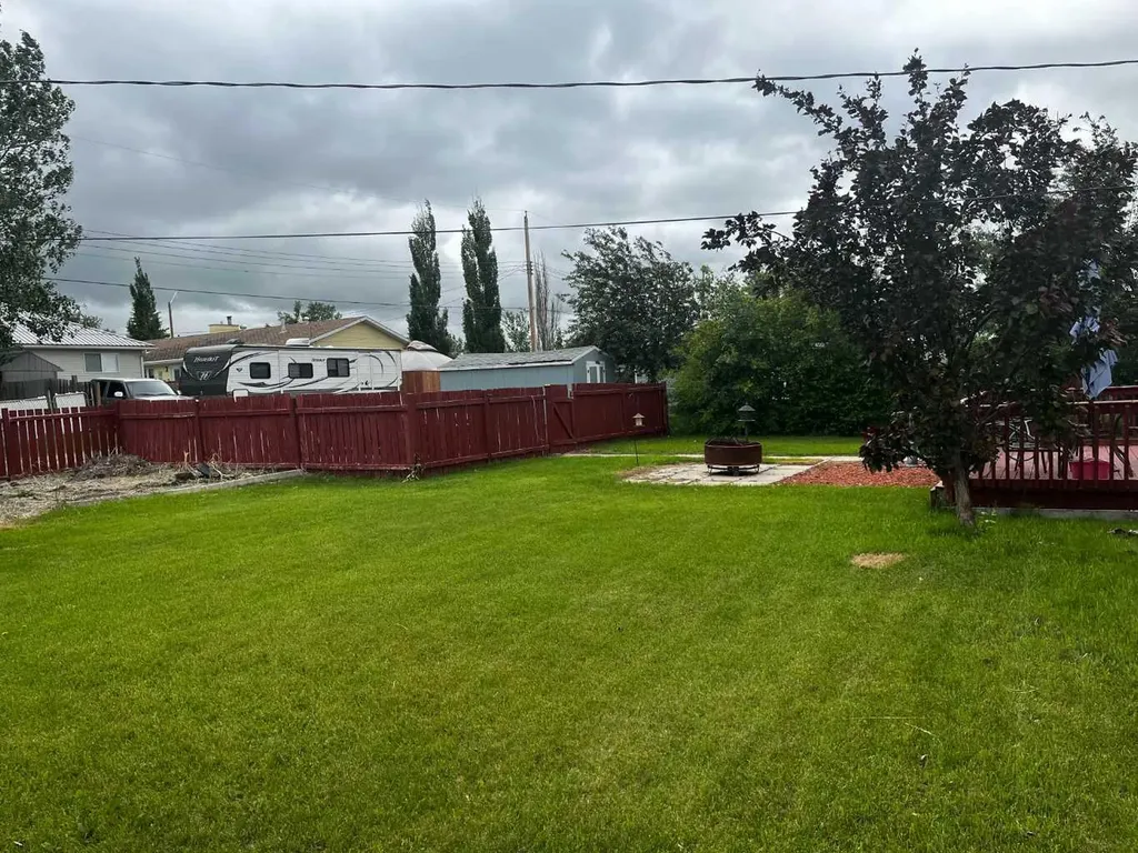 119 3 Avenue W Hussar AB T0J 1S0