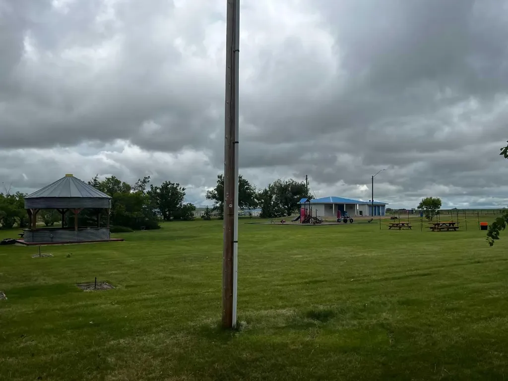 119 3 Avenue W Hussar AB T0J 1S0
