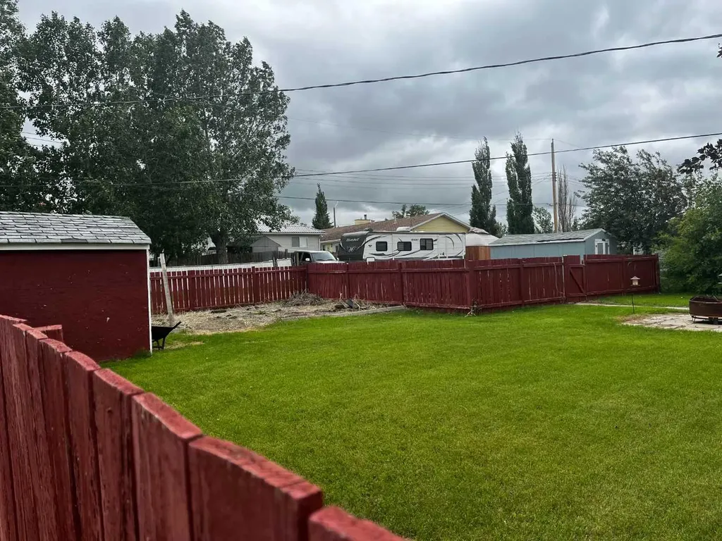 119 3 Avenue W Hussar AB T0J 1S0
