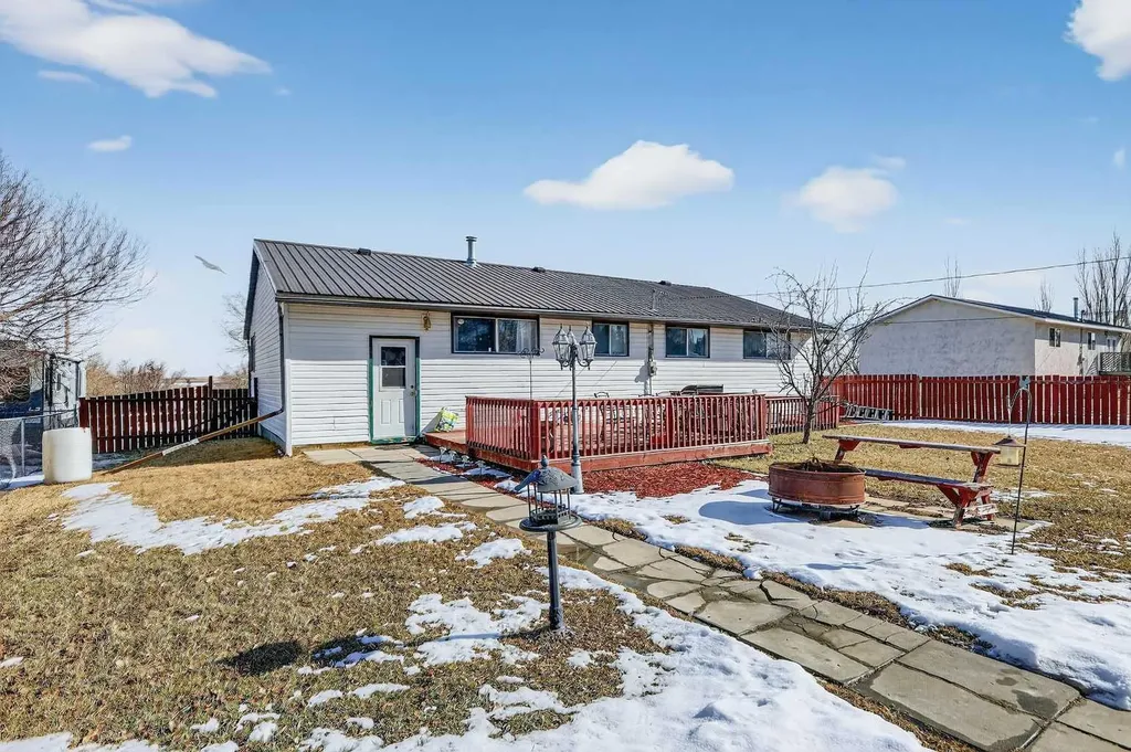 119 3 Avenue W Hussar AB T0J 1S0