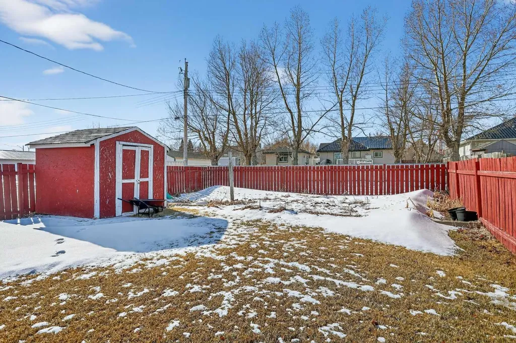 119 3 Avenue W Hussar AB T0J 1S0