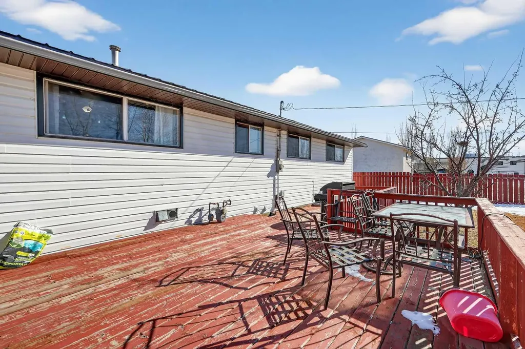 119 3 Avenue W Hussar AB T0J 1S0