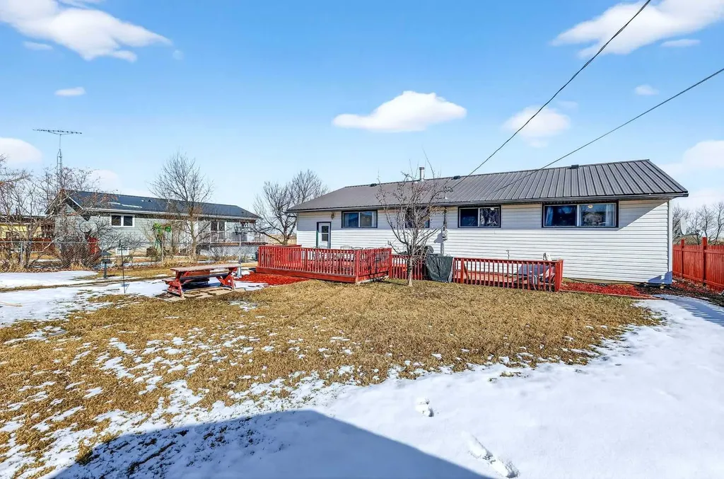 119 3 Avenue W Hussar AB T0J 1S0