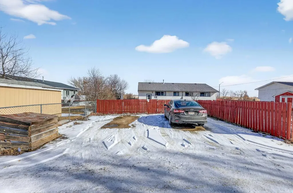 119 3 Avenue W Hussar AB T0J 1S0