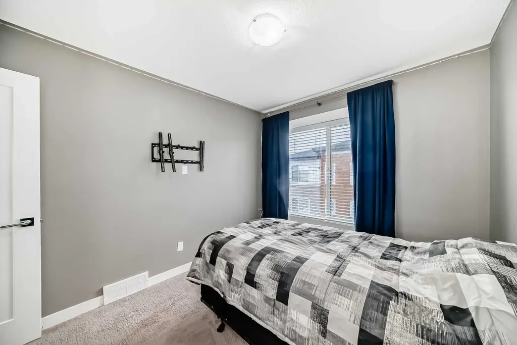 111 Rainbow Falls Chestermere AB T1X 0Z5