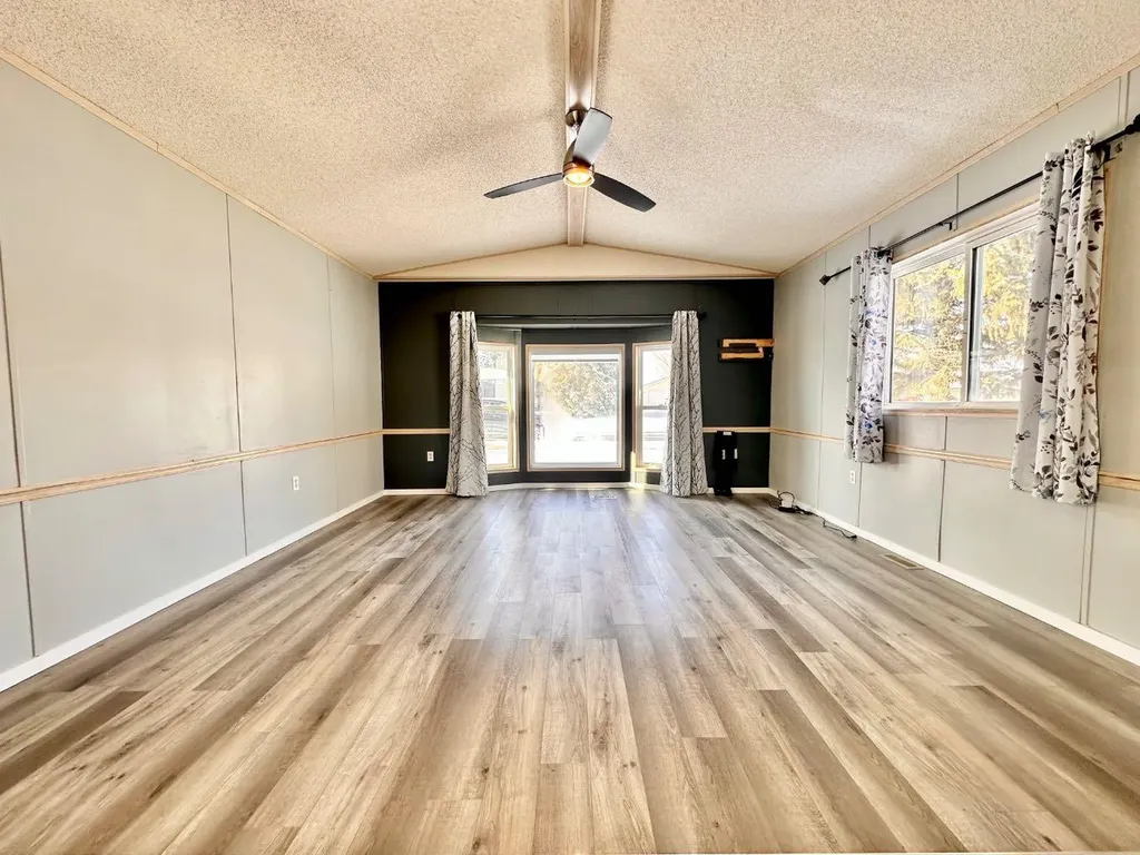 613 Iris Street Rosemary AB T0J 2W0
