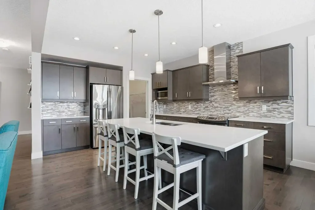 1915 77 Street SW Edmonton AB T6X 1V9